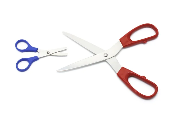 Modré a červené nůžky — Stock fotografie