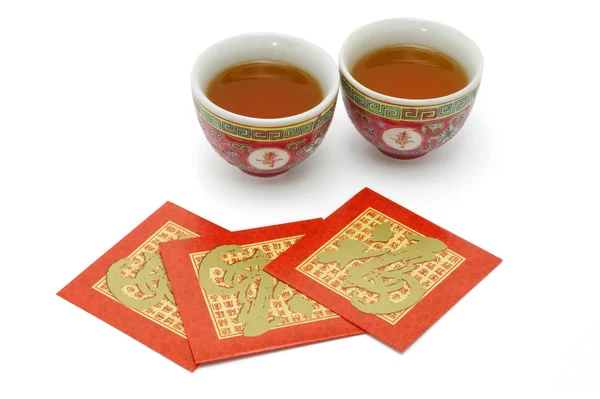 Tazze di tè longevità cinese e pacchetti rossi — Foto Stock