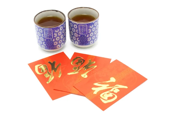 Chinese welvaart thee bekers en rode pakketten — Stockfoto