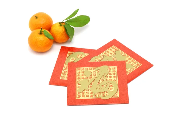 Chinesische Neujahrs-Mandarinen und rote Päckchen — Stockfoto