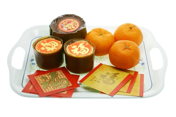 Chinees Nieuwjaar rijstwafels, sinaasappelen en rode pakketten — Stockfoto