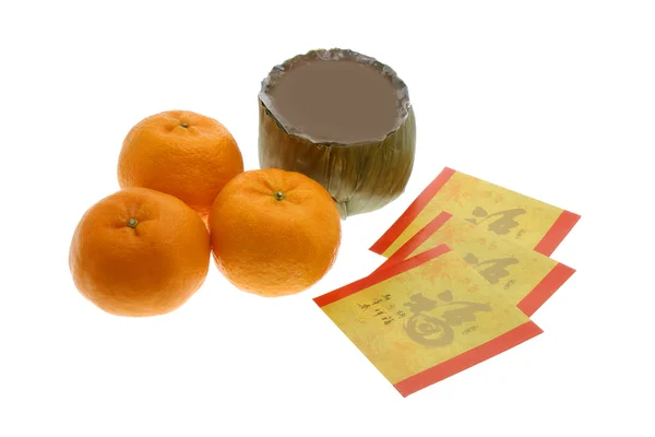 Čínský Nový rok rýžové koláčky, pomeranče a červená pakety — Stock fotografie