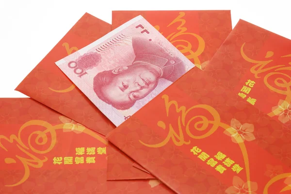 Chinees Nieuwjaar rode pakketten en renminbi valuta — Stockfoto