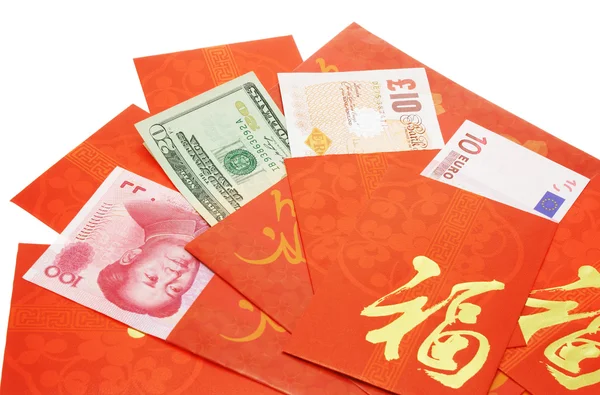 Multi národní bankovky v čínské rudé paketů — Stock fotografie