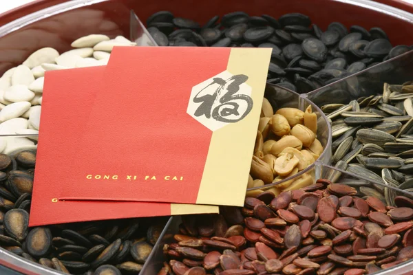 Nouvel An chinois paquets rouges sur plateau de collations — Photo