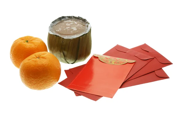 Gâteau du Nouvel An chinois, oranges et paquets rouges — Photo