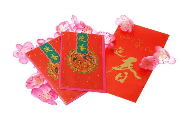 Китайский Новый год красные пакеты с цветущей сливой — стоковое фото