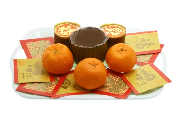 Китайские новогодние рисовые пироги, апельсины и красные пакеты — стоковое фото
