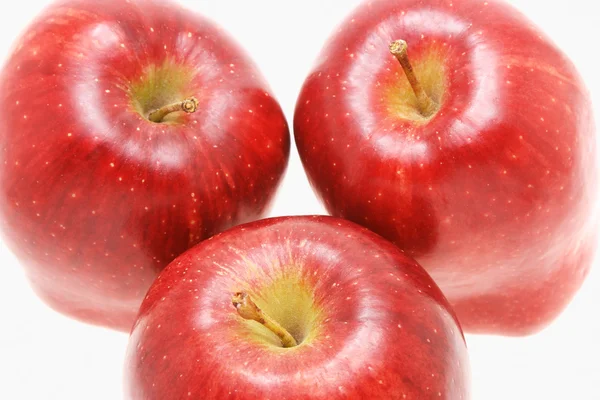 Drei frische rote Äpfel — Stockfoto
