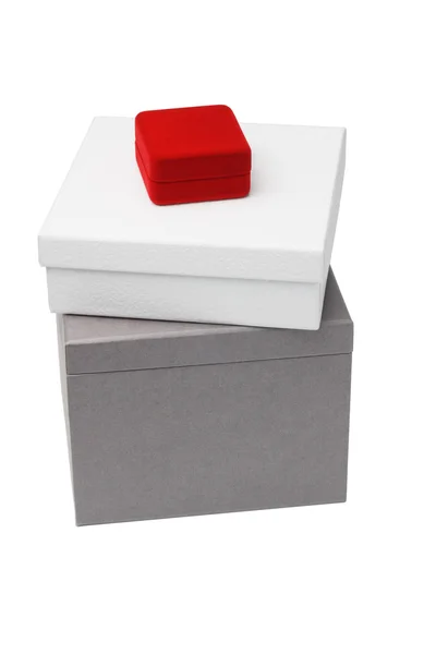 Мала ювелірна коробка, що сидить на подарункових коробках — стокове фото