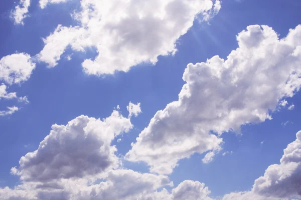 Solig dag blå himmel med moln — Stockfoto