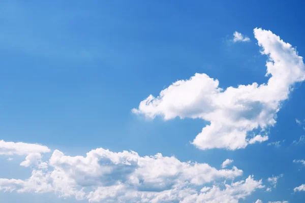 Modrá obloha na slunečný den — Stock fotografie