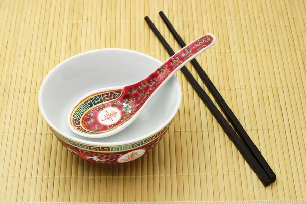 Chinese traditionele kom, lepel en eetstokjes — Stockfoto
