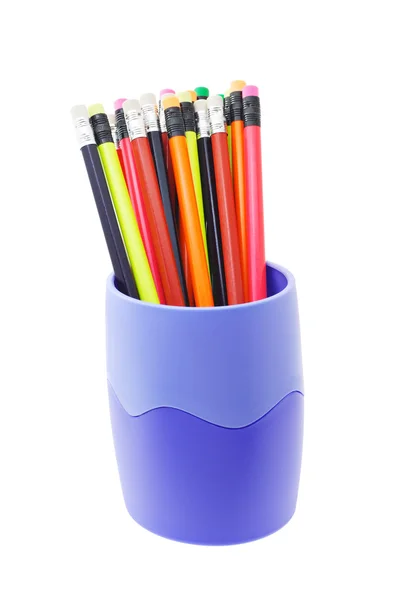 파란색 컨테이너에서 다채로운 연필 — 스톡 사진