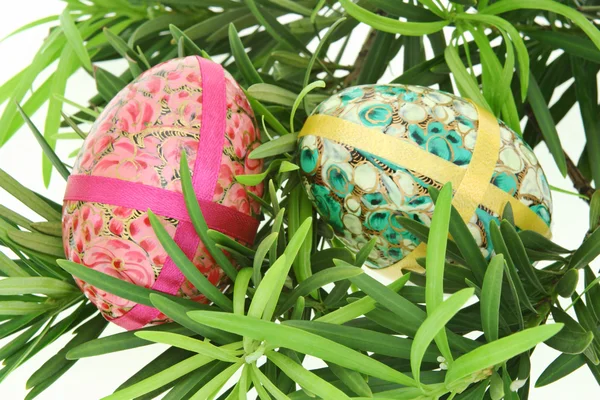 Цветные пасхальные яйца с цветочным узором — стоковое фото