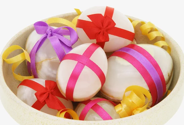 Díszítik húsvéti tojást egy tálba — Stock Fotó