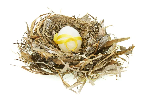 Zdobione jajko wielkanocne w gniazdo — Zdjęcie stockowe