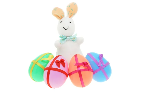 Conejo con huevos de Pascua decorados — Foto de Stock
