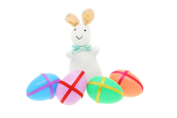 Conejo de Pascua y huevos decorados — Foto de Stock