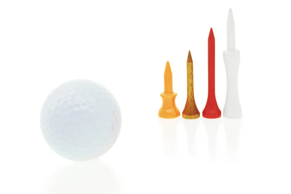 Pelota de golf y tees de diferentes tamaños —  Fotos de Stock