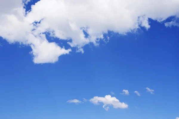 Cielo azul y nubes blancas — Foto de Stock