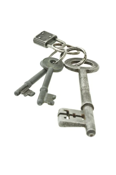 Oude sleutels met mini hangslot — Stockfoto