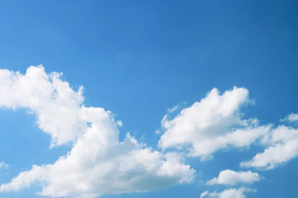 Öppna blå himmel och vita moln — Stockfoto