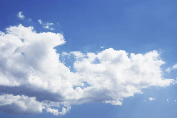 Blauwe en bewolkte hemelachtergrond — Stockfoto