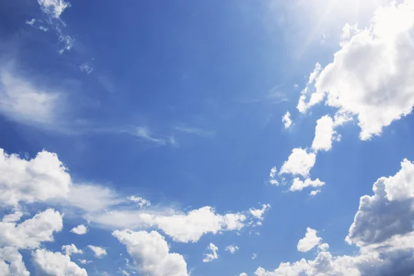 Blå himmel och vita moln — Stockfoto