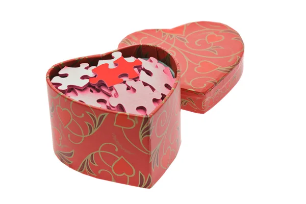 Red and pink jigsaw puzzles in heart shape gift box — Stock Photo, Image