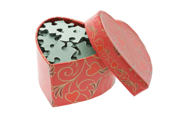 Jigsaw teka-teki dalam bentuk hati kotak hadiah — Stok Foto