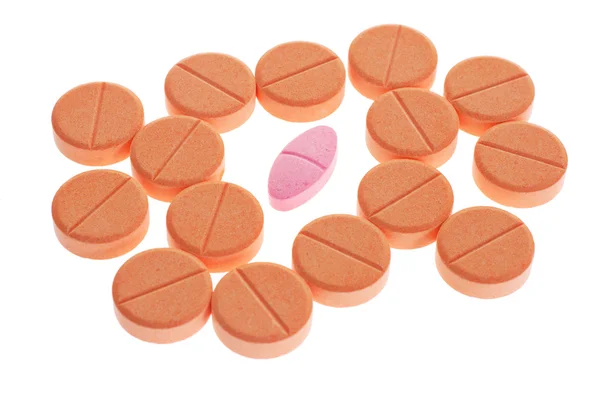 Pilule rouge parmi les pastilles orange favorisées — Photo