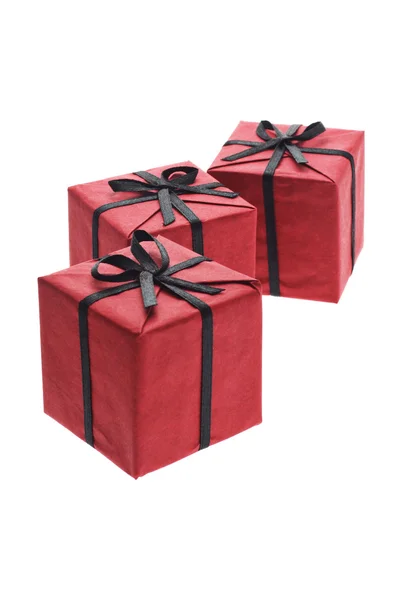 Üç kırmızı hediye kutusu. — Stok fotoğraf
