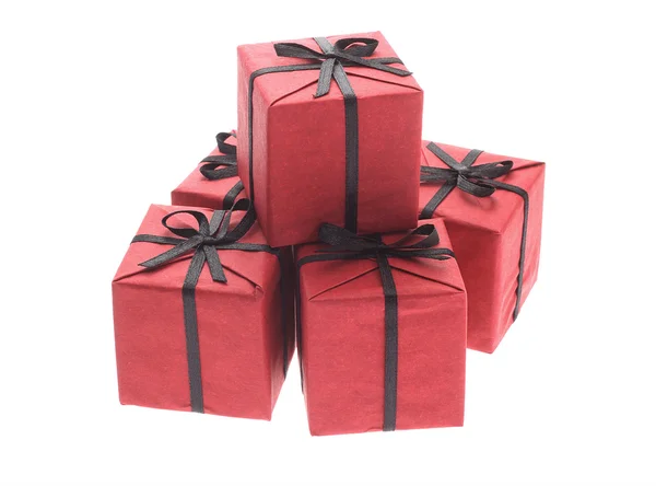 Красные подарочные коробки с черными лентами — стоковое фото