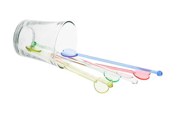 Bastoncini di plastica swizzle colore versato dal vetro — Foto Stock