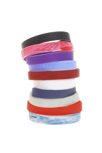 Пачка разноцветных браслетов на запястьях — стоковое фото