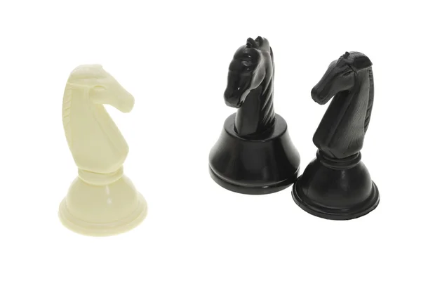 Zwei schwarze Ritter und ein weißer Ritter — Stockfoto