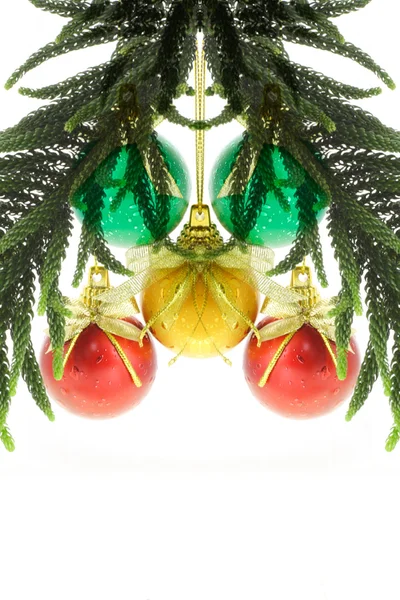 Kerstballen en pine bladeren — Stockfoto