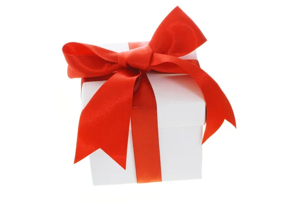 Caixa de presente com fita de arco vermelho — Fotografia de Stock