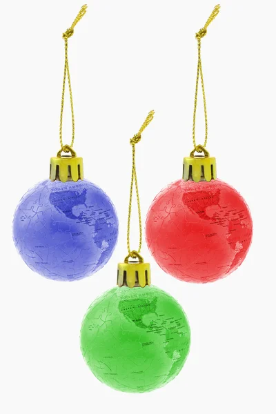 Trzy świąteczne kolorowy glob ozdoby — Zdjęcie stockowe