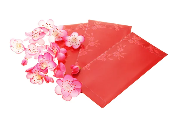 Цветы сливы и красные пакеты — стоковое фото