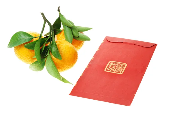 Китайский красный пакет и мандаринские апельсины — стоковое фото
