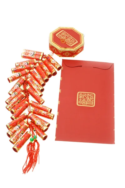 Китайский орнамент из красных пачек и огненных крекеров — стоковое фото