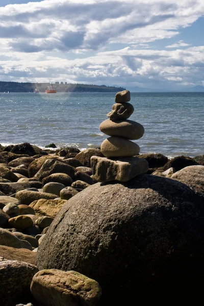 Figure d'équilibrage de roche sur le bord de la mer — Photo