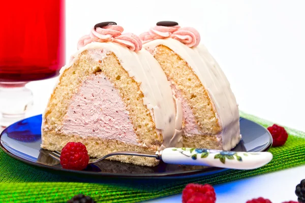 라즈베리 크림 가득한 케이크 — 스톡 사진