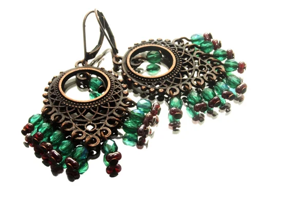 Handgefertigte Ohrringe mit Edelsteinen im Zigeunerstil — Stockfoto
