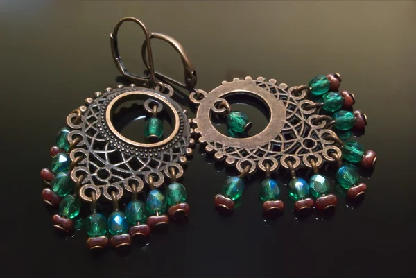 Handgefertigte Ohrringe mit Edelsteinen im Zigeunerstil — Stockfoto