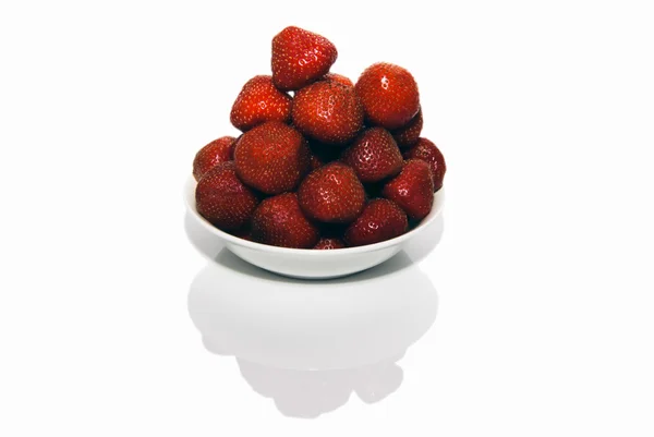 Fresas rojas frescas sin hojas en tazón blanco aislado en Fotos de stock libres de derechos