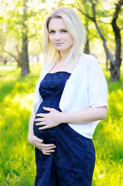 Güzel genç hamile kadın. — Stok fotoğraf