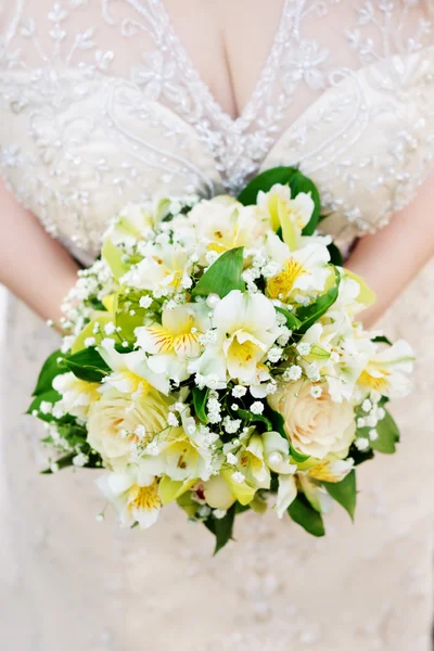 Наречена тримає красивий весільний букет з квітами — стокове фото